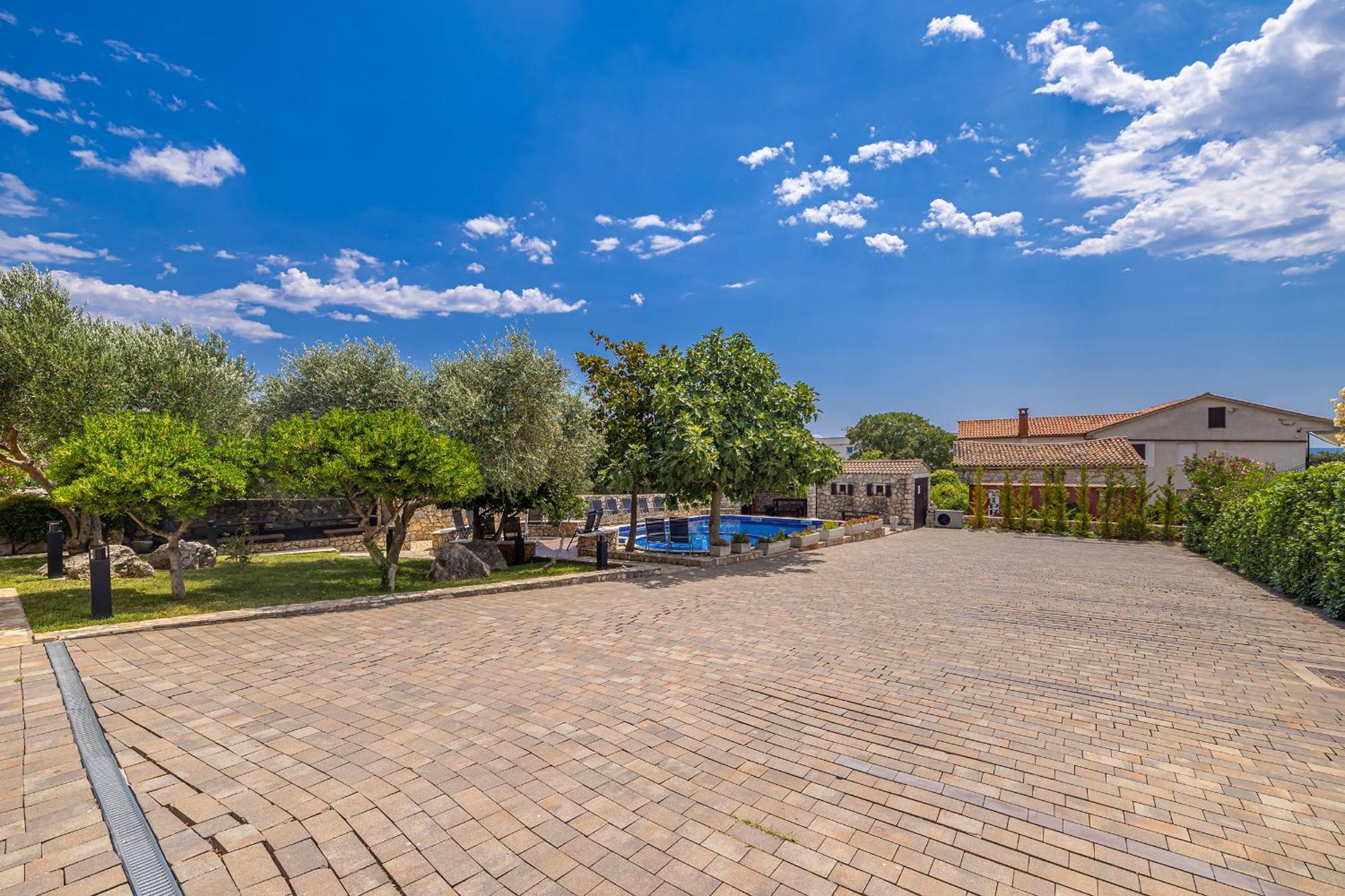 Haya With Heated Pool Apartament *