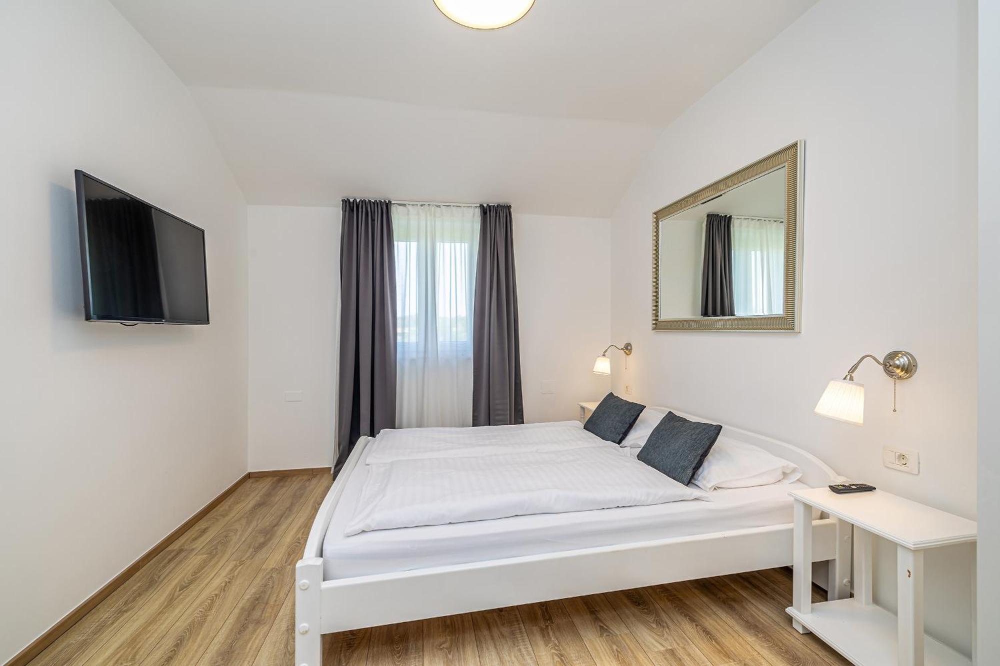Haya With Heated Pool Apartment Linardici