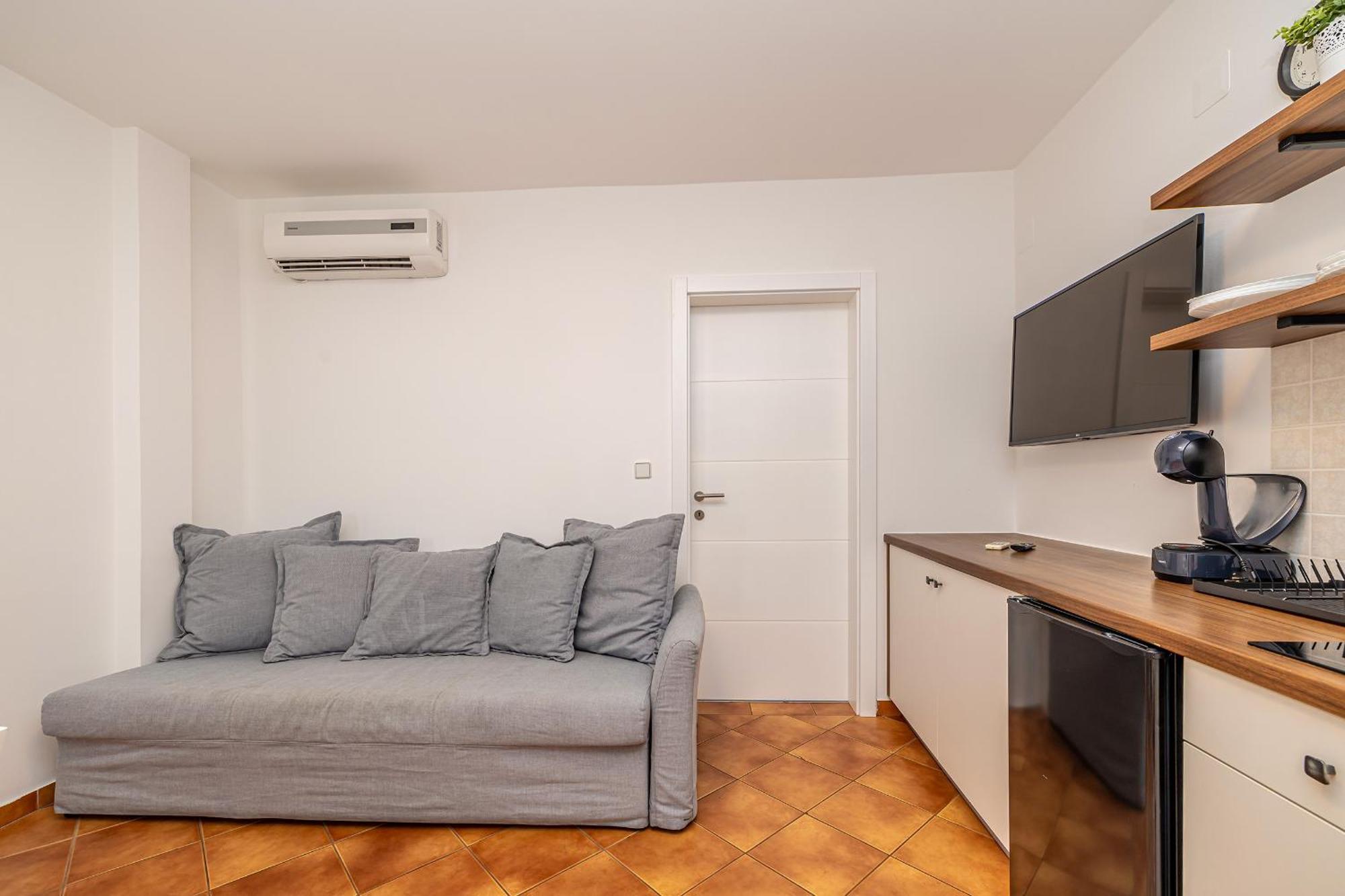 Haya With Heated Pool Apartment *