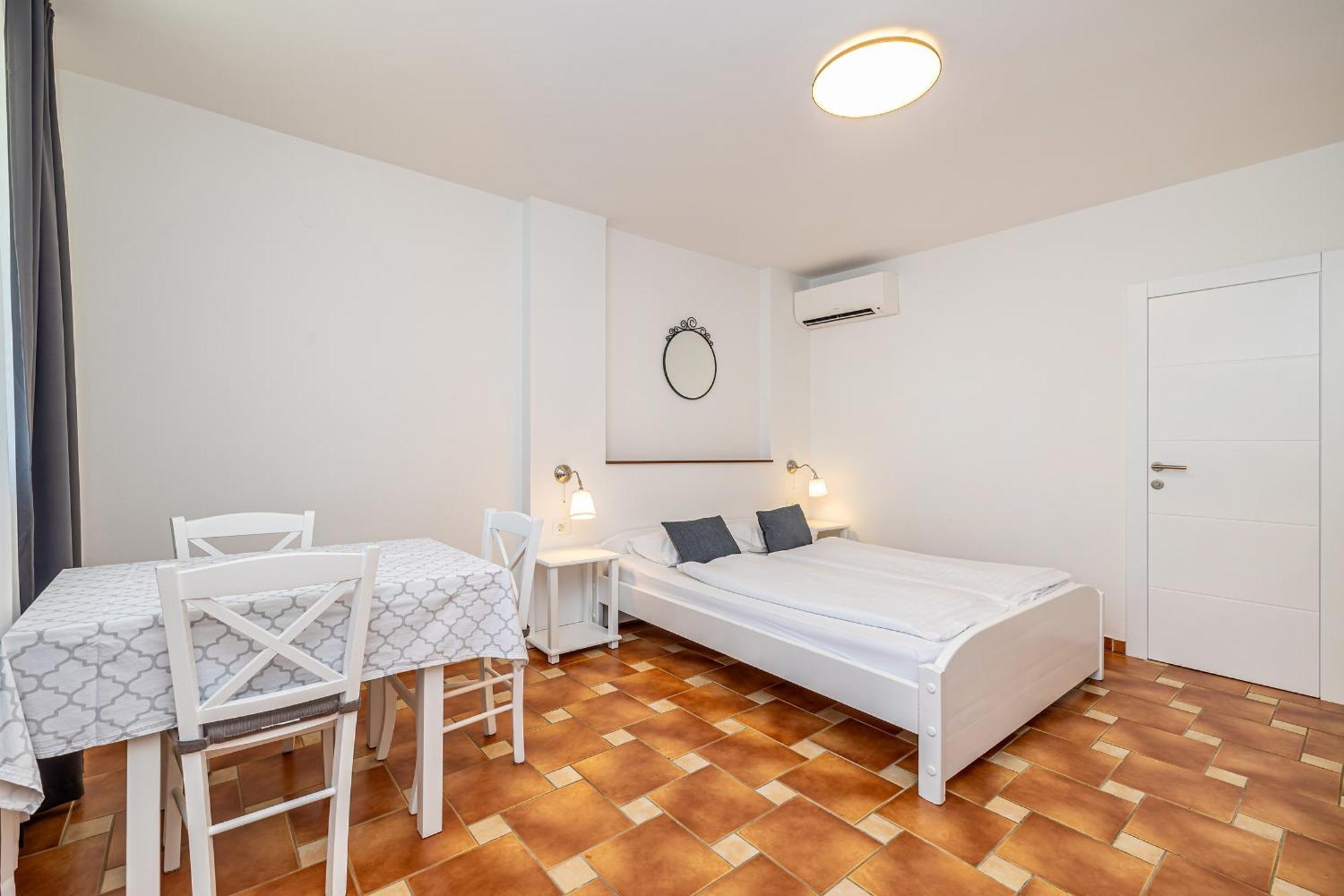 Haya With Heated Pool Apartment Linardici