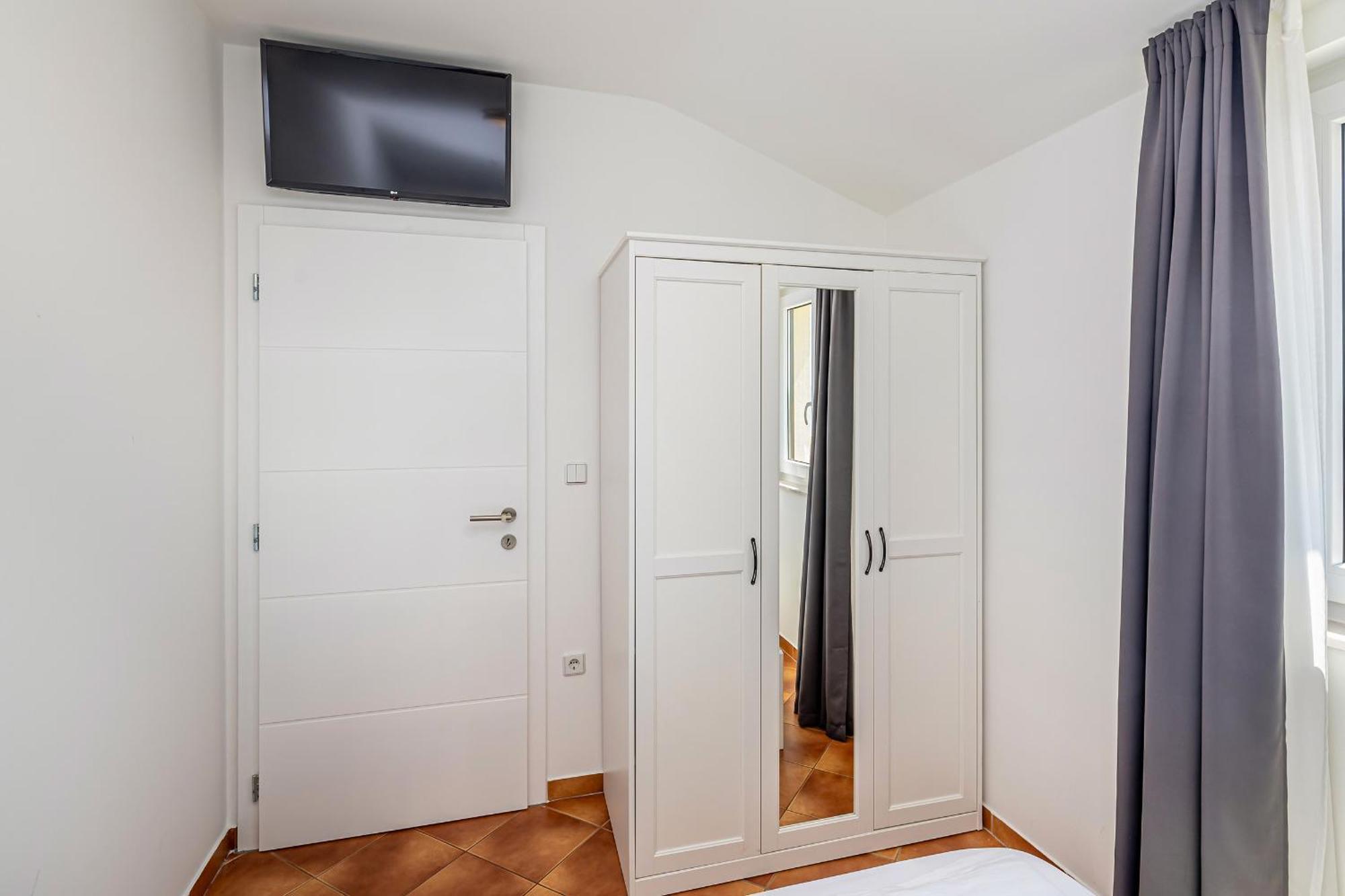 Haya With Heated Pool Apartment