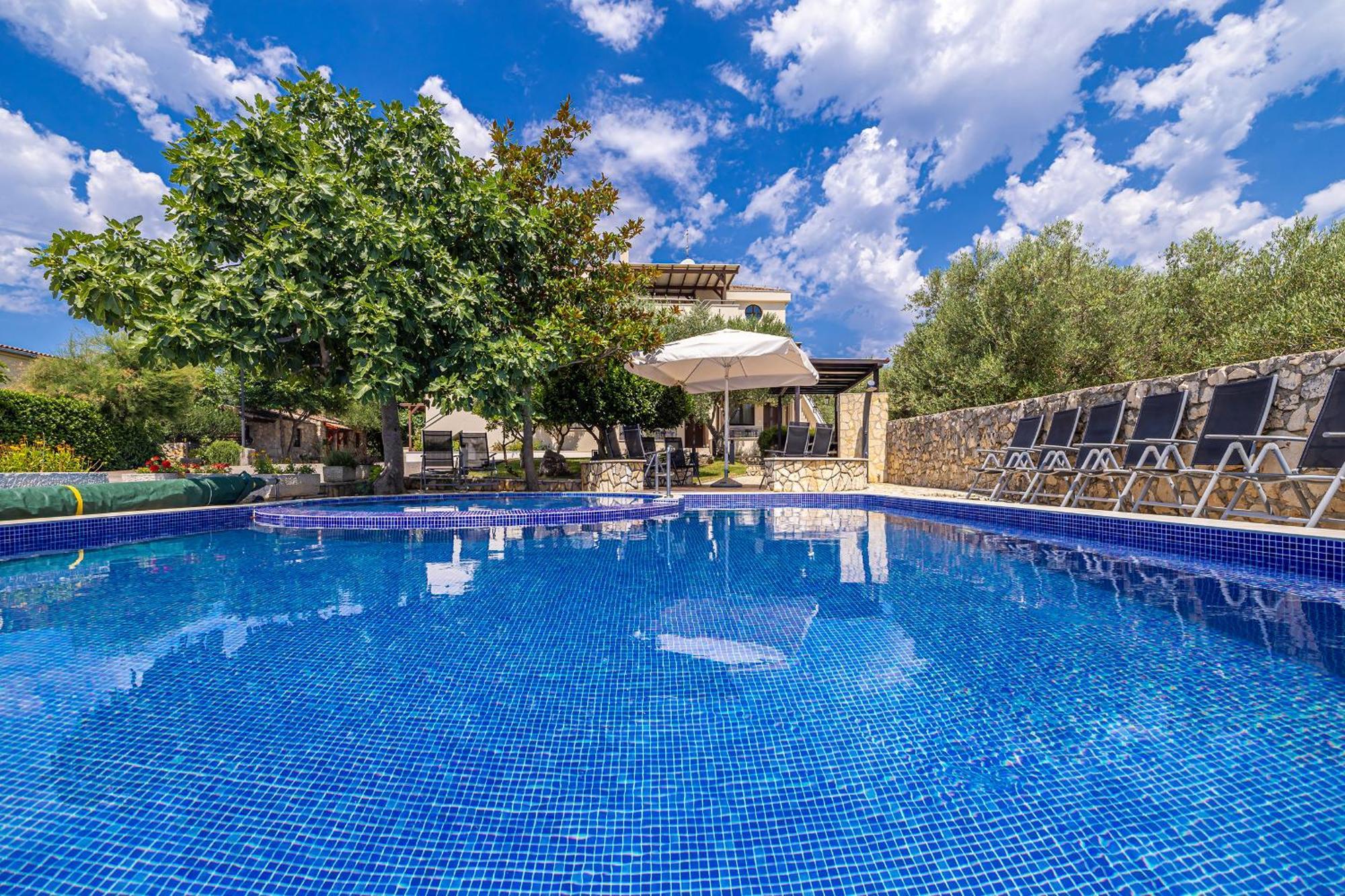 Haya With Heated Pool Apartment *